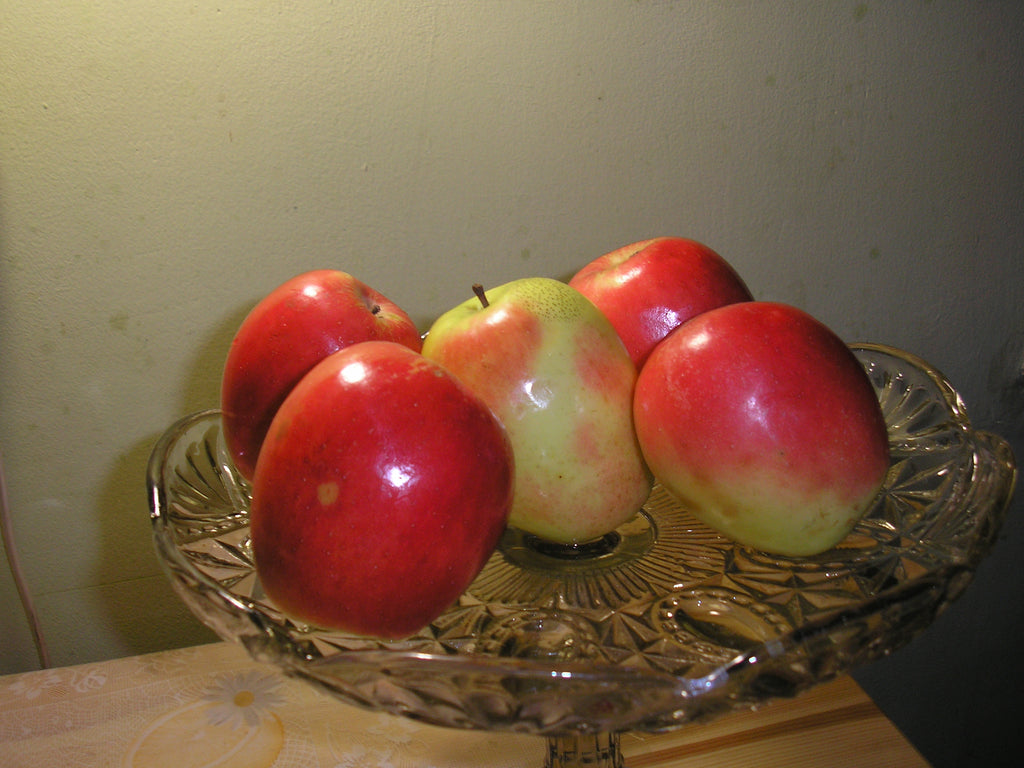 Kandil Sinap apples on a glass fruit stand